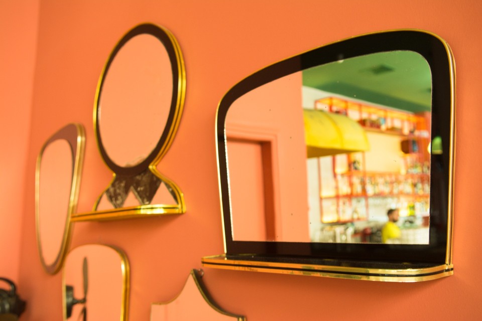 A cafe-bar in Pagkrati called 'Magic Bus'. The decoration is mostly based on vintage culture of the 60s, 70s and 80s Athens 2016 / Ένα καφε-μπαρ στο Παγκράτι που λέγεται 'Magic Bus'. Η διακόσμηση στηρίζεται στην vintage κουλτούρα των δεκαετιών 60-80 Αθήνα 2016