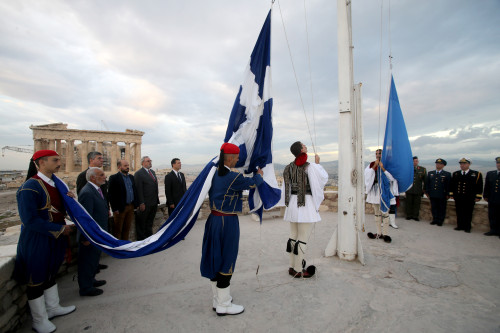 Ημέρα του ΟΗΕ στην Ελλάδα: Έπαρση της σημαίας του ΟΗΕ στον βράχο της Ακρόπολης