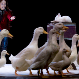 Η ταλαντούχα κόρη του Τσάρλι Τσάπλιν –το μήλο κάτω απ΄τη μηλιά!- καταφθάνει στην Αθήνα