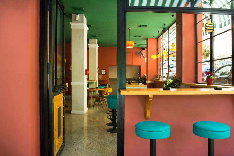 A cafe-bar in Pagkrati called 'Magic Bus'. The decoration is mostly based on vintage culture of the 60s, 70s and 80s Athens 2016 / Ένα καφε-μπαρ στο Παγκράτι που λέγεται 'Magic Bus'. Η διακόσμηση στηρίζεται στην vintage κουλτούρα των δεκαετιών 60-80 Αθήνα 2016