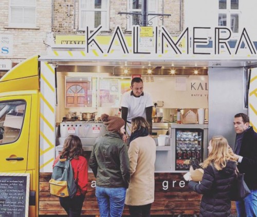Το “Kalimera” στο Λονδίνο σερβίρει σουβλάκια, μουσακάδες και χωριάτικη