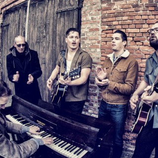 Αυτοί οι Βέλγοι κάνουν ό,τι περνάει από το χέρι τους για να σώσουν το rock ‘n’ roll