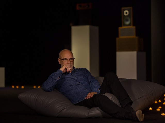 Ένας Μεσημεριανός Καφές με τον Brian Eno σε Κάνει Σοφότερο