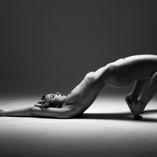 15 μάγοι της φωτογραφίας αποθεώνουν το γυναικείο σώμα μέσα από ασπρόμαυρες λήψεις