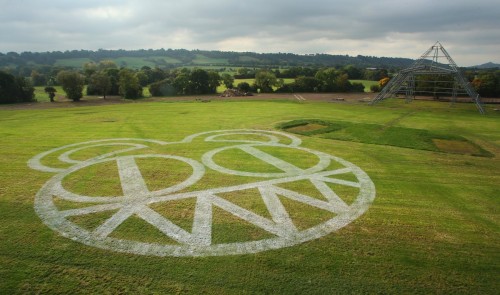 Glastonbury: Αποκαλύφθηκε το όνομα της μπάντας πίσω από τους μυστηριώδεις κύκλους