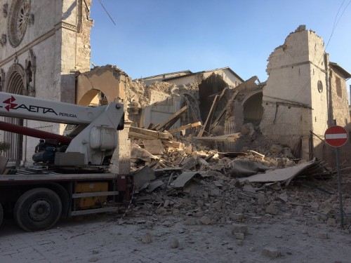 Ιταλία: «Προς το παρόν δεν έχει διαπιστωθεί να υπάρχουν νεκροί από τον σεισμό»