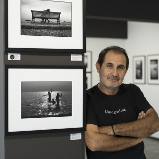 Ο Βαγγέλης Τζερτζίνης «αιχμαλωτίζει» τ´ αδιέξοδα της θάλασσας σε μια έκθεση στα εγκαίνια της γκαλερί Ε30