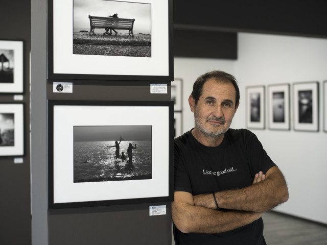 Ο Βαγγέλης Τζερτζίνης «αιχμαλωτίζει» τ´ αδιέξοδα της θάλασσας σε μια έκθεση στα εγκαίνια της γκαλερί Ε30