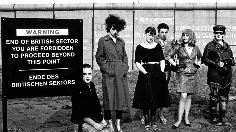 Όταν η Annie Sloan ήταν σε μπάντα, αρχές 70ς. Είναι αυτή με το κοντό μαλλί, πίσω απο την κοπέλα με το φόρεμα. 