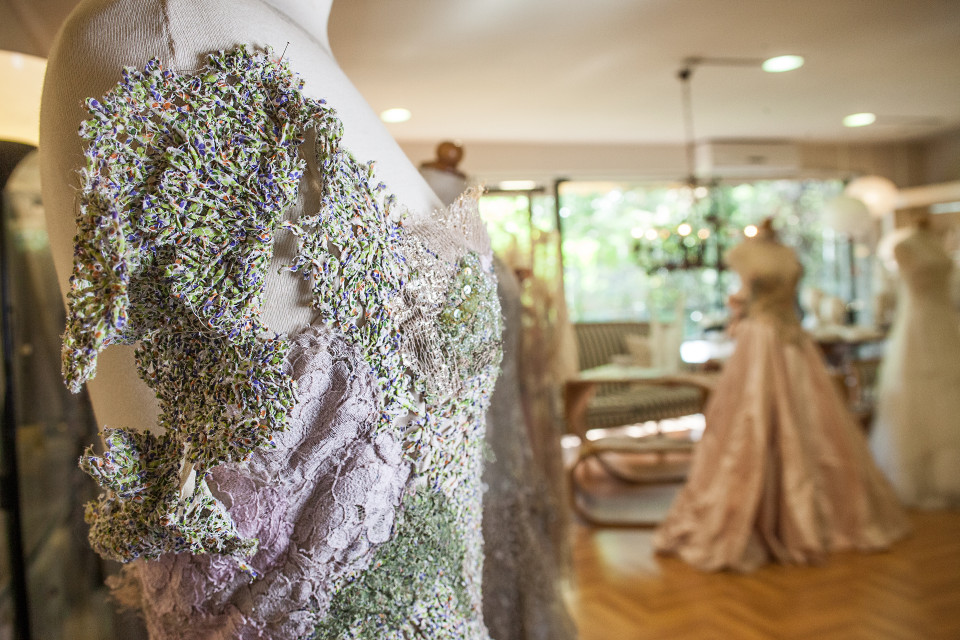 «Στις γυναίκες που ντύνω θέλω να δω μια ονειρική εικόνα. Φταίω μάλλον ο κινηματογράφος γι’ αυτό. Θα ήθελα να είχα ντύσει την ηρωίδα του «Πέρσι στο Μάριενμπαντ». 