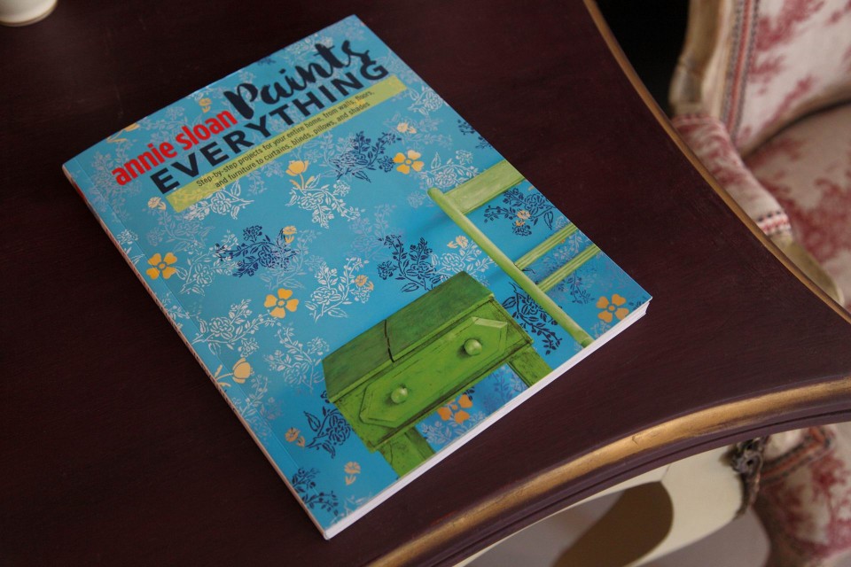 Το νέο βιβλίο λέγεται “Annie Sloan paints everything”. Δε θα μπορούσε να έχει πιο αντιπροσωπευτικό τίτλο. 