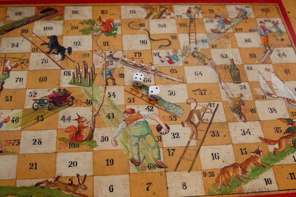 Το πασίγνωστο μας "Φιδάκι" σε επιφάνεια τραπεζιού, φτιαγμένο με χρώματα της Annie Sloan. 