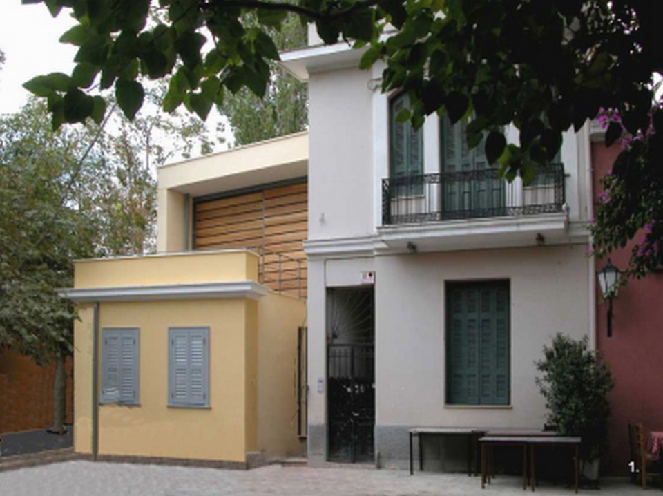 Αναδιαρρύθμιση και επέκταση τριών κατοικιών στην Πλάκα Οδός Διογένους 8, Αθήνα /Μάιος 2003. 