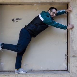 O Pan Pan ονειρεύεται μια φάλαινα που είναι boombox και πετάει πάνω από την Αθήνα