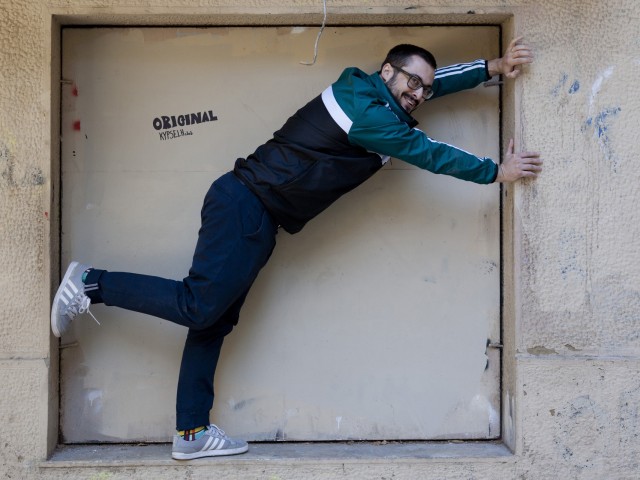 O Pan Pan ονειρεύεται μια φάλαινα που είναι boombox και πετάει πάνω από την Αθήνα