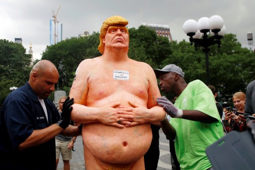 Ένα γυμνό άγαλμα του Ντόναλντ Τραμπ για σένα!