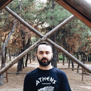 Ο Πουκ, ο Όμπερον και η Τιτάνια στοίχειωναν τα παιδικά όνειρα του Χάρη Αττώνη