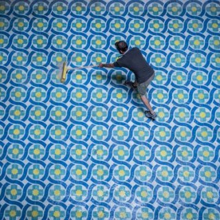 Πώς ζωγράφισε ένας Καταλανός καλλιτέχνης το δάπεδο ενός εγκαταλελειμμένου ξενοδοχείου;