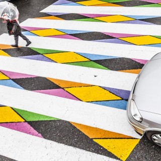 Christo Guelov: Μήπως να κοιτάμε κάτω όταν περνάμε μια διάβαση;