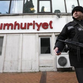 Τουρκία: Συλλήψεις στελεχών της εφημερίδας Τζουμχουριέτ