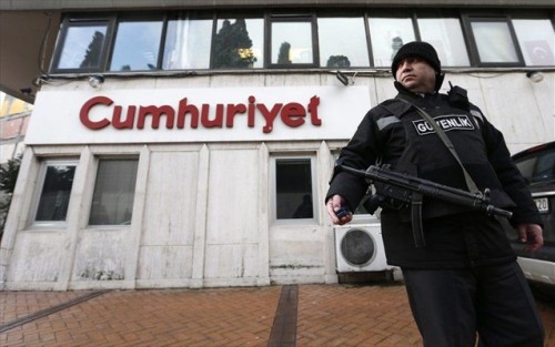 Τουρκία: Μια «καφκική» δίκη καταγγέλλουν οι RSF την πρώτη ημέρα της εκδίκασης της υπόθεσης εναντίον των δημοσιογράφων της Cumhuriyet