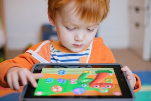 Πόση ώρα επιτρέπεται η χρήση έξυπνων συσκευών από τα παιδιά;