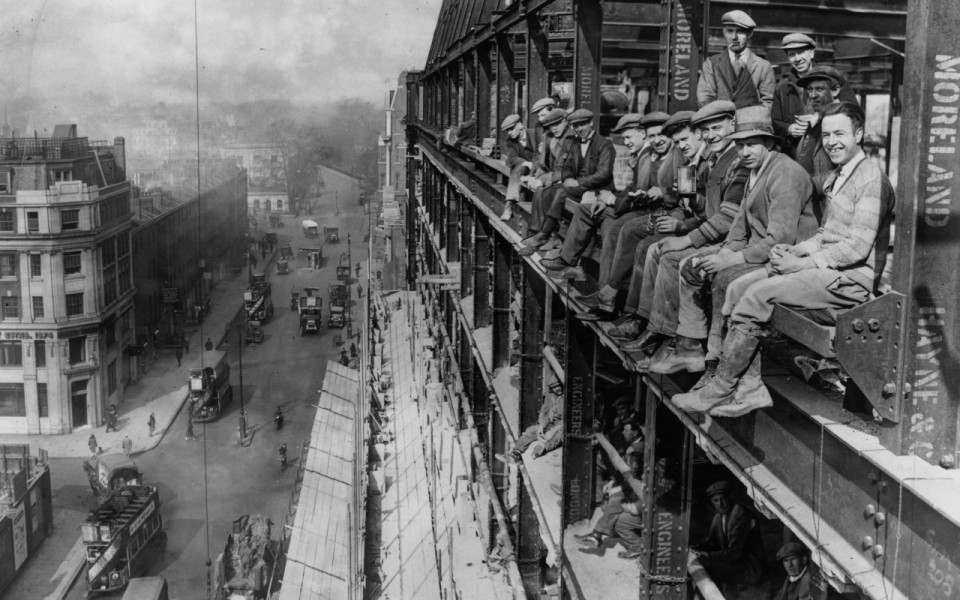 Εργάτες κάνουν διάλειμμα για μεσημεριανό κολατσιό στην οικοδομή που κατασκευάζουν, 1929