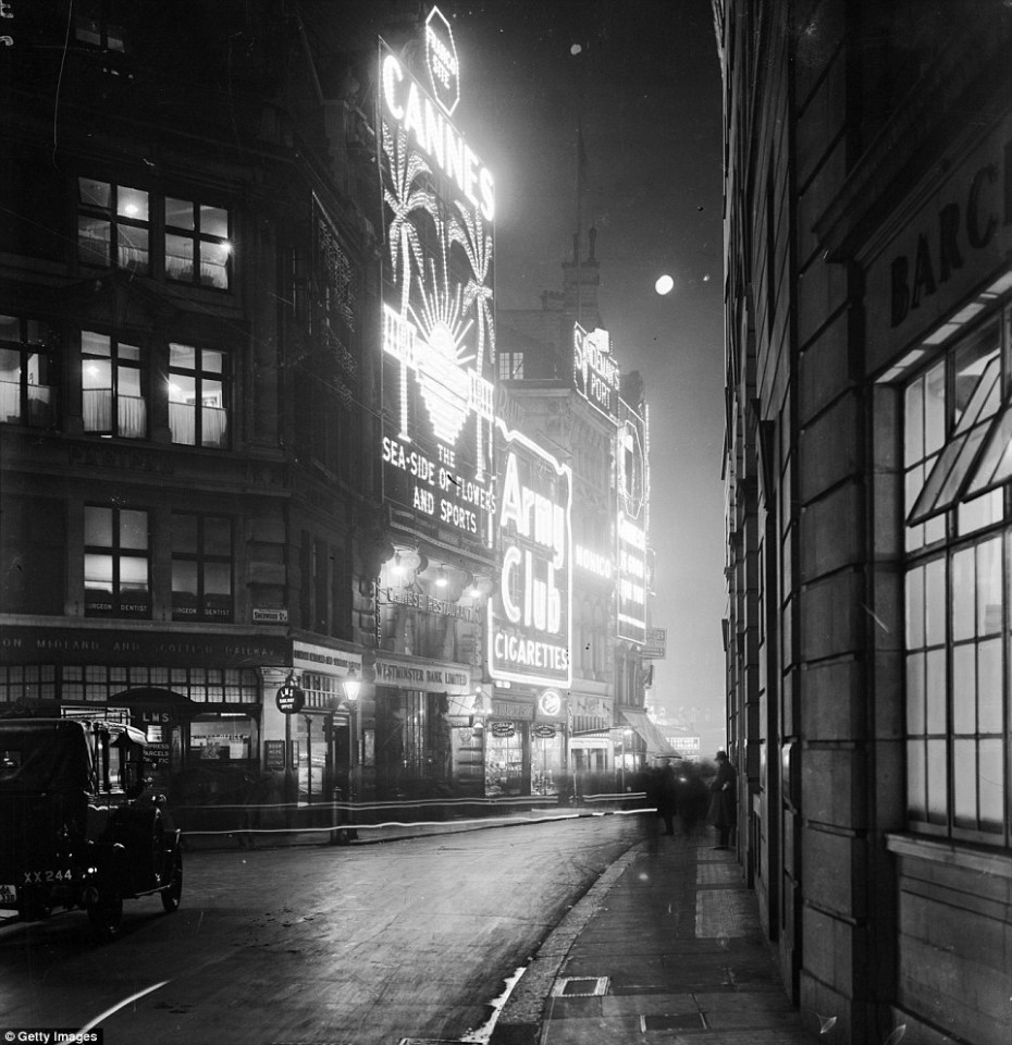 Αμέσως μετά την στροφή η Piccadilly Circus (1928)