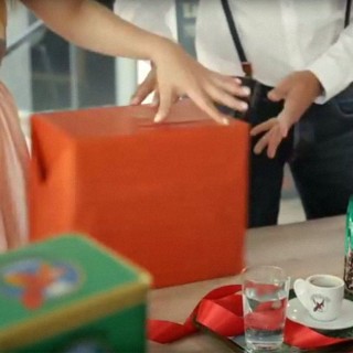 Δεν θα πιστέψετε τι βρήκαν όταν άνοιξαν τα δώρα του γάμου τους!