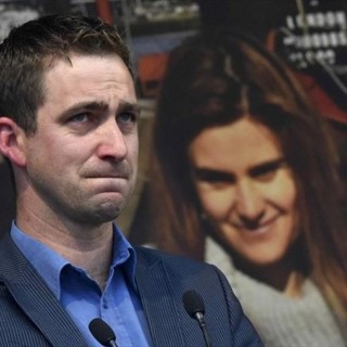 Ο άνδρας που κατηγορείται ότι δολοφόνησε την βουλευτή Τζο Κοξ παρέμεινε σιωπηλός, στην ερώτηση εάν είναι ένοχος ή αθώος