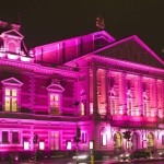 To Δημοτικό Θέατρο Πειραιά έγινε ροζ