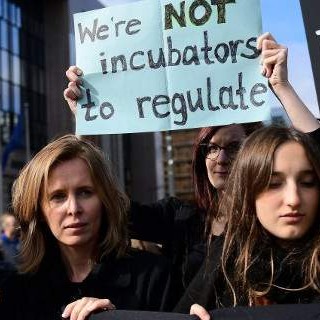 Πολωνία: Ξανά στους δρόμους οι γυναίκες για να διαμαρτυρηθούν κατά των νέων σχεδίων για τις αμβλώσεις