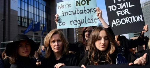 Πολωνία: Ξανά στους δρόμους οι γυναίκες για να διαμαρτυρηθούν κατά των νέων σχεδίων για τις αμβλώσεις