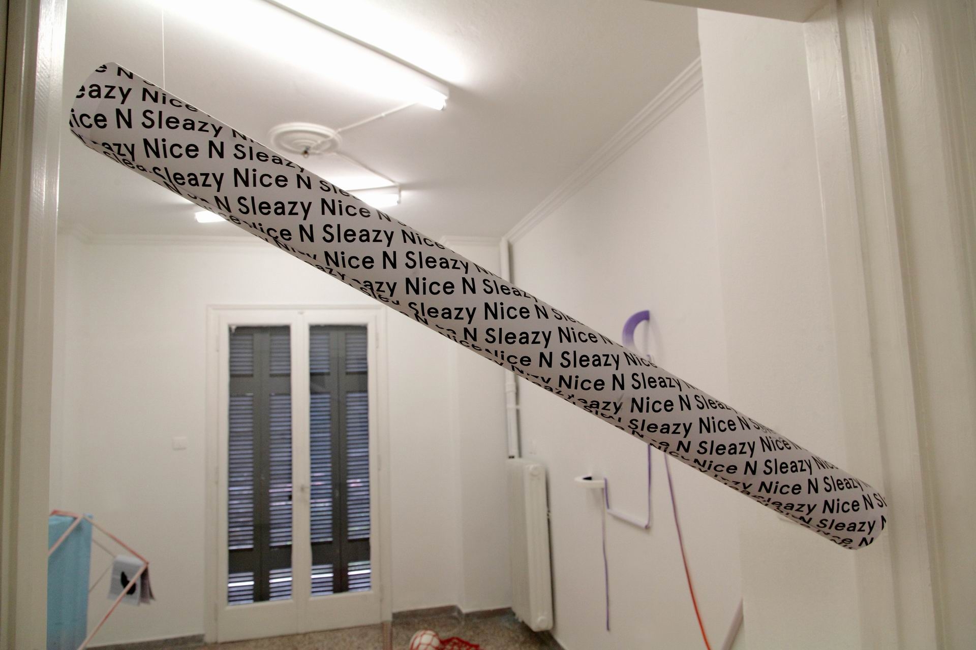 Και το καλλιτεχνικό δίδυμο Nice ‘n Sleazy Studio συμμετέχει στην έκθεση.