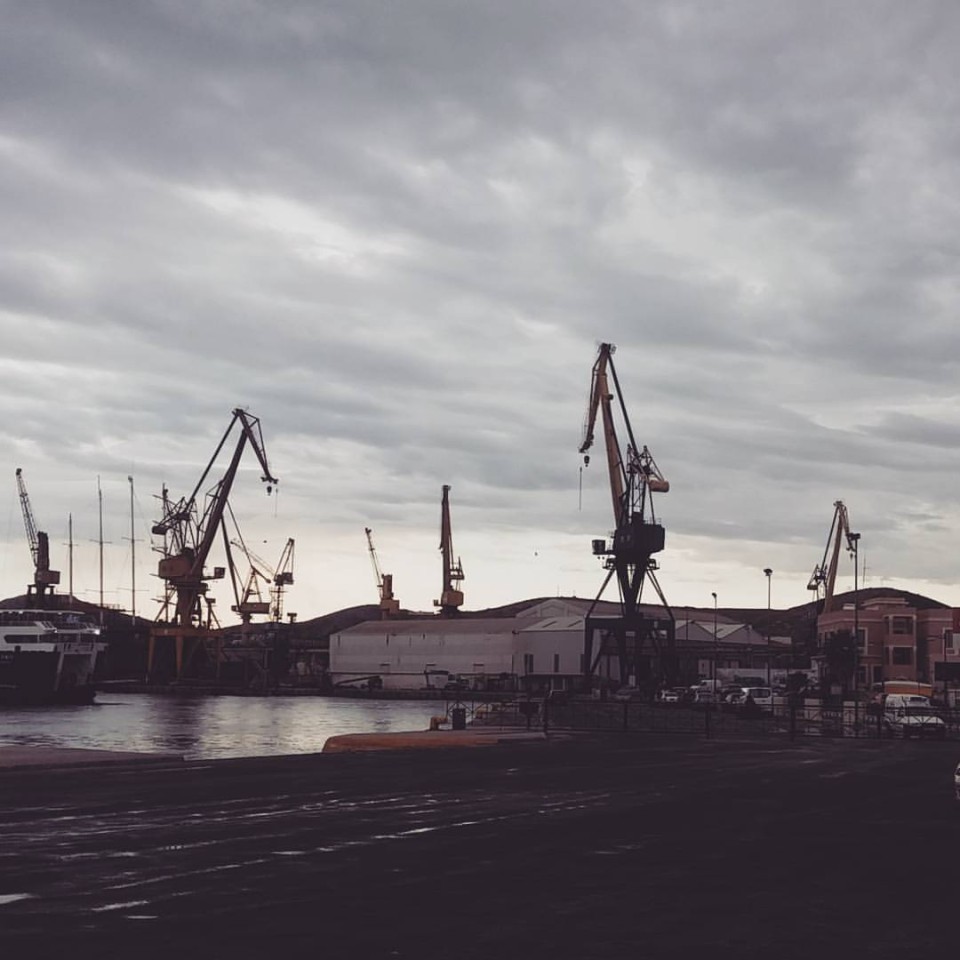 Τελικά το φθινόπωρο έφτασε και στο λιμάνι της Ερμούπολης. 