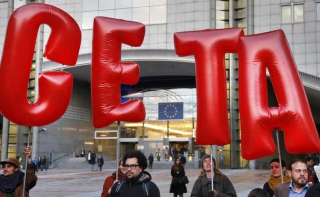 Βέλγιο: Την ικανοποίησή τους για την υπογραφή της CETA εξέφρασαν οι Τουσκ, Γιούνκερ και Τριντό