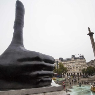 Ένα τεράστιο σηκωμένο δάχτυλο στην πλατεία Trafalgar