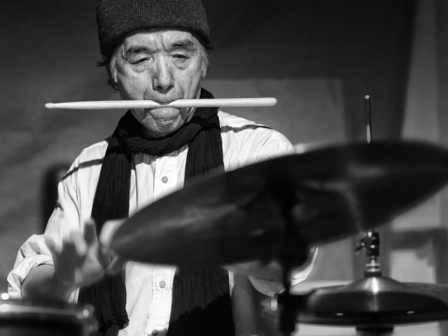 Ένας Ιάπωνας τζαζίστας στο πλευρό του Peter Brook