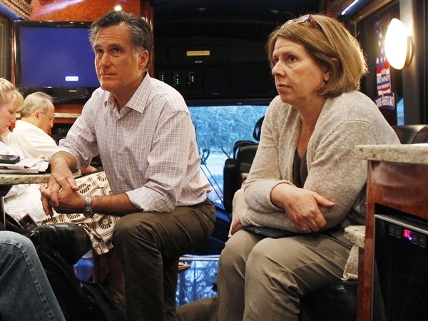 Ο Μιτ Ρόμνεη με τη Μπεθ Μέγιερς, κατά την εκλογική καμπάνια του πρώτου το 2012