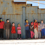 Τα παιδιά -προσφύγων- ζωγραφίζουν σε μάσκες…