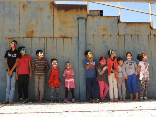 Τα παιδιά -προσφύγων- ζωγραφίζουν σε μάσκες…