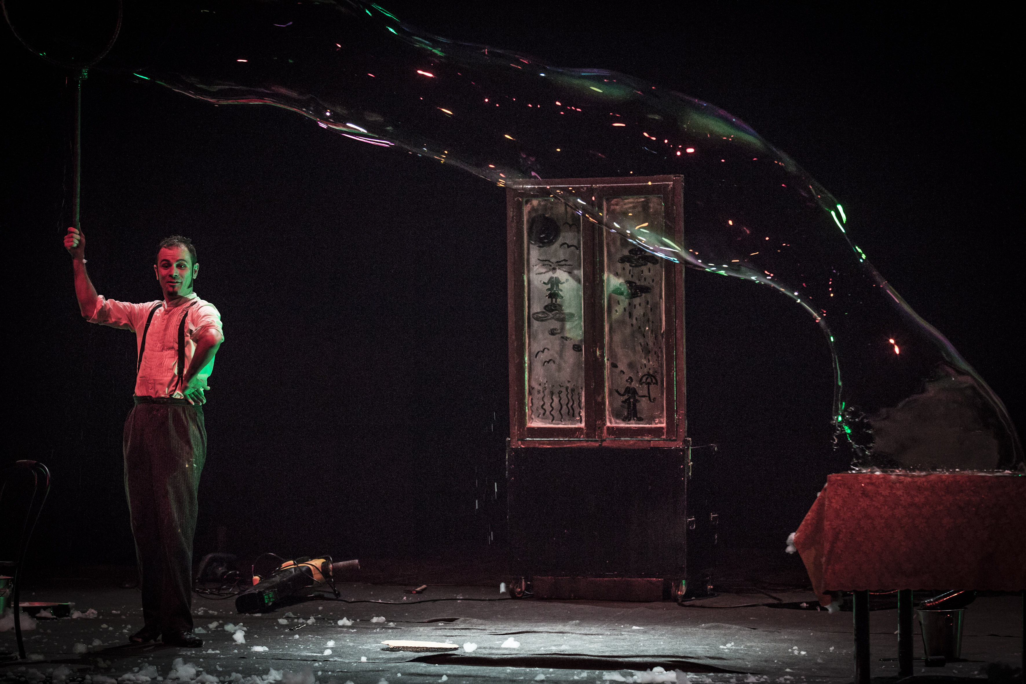 O Μικέλε Καφάτζι, ο μάγος της σαπουνόφουσκας στην Ιταλία, μεταφέρει το υπέροχο σόου του στη Θεσσαλονίκη