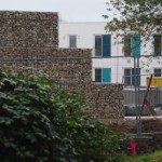 Η απόλυτη τρέλα: Μετά το Τείχος του Βερολίνου, το τείχος του μίσους που διαχωρίζει τους πρόσφυγες από τους κατοίκους