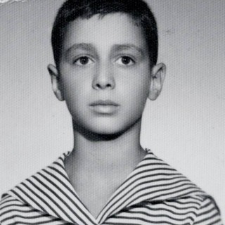 Ο Λάκης Γαβαλάς ξερίζωνε μαρούλια και κρεμμύδια κι έριχνε το φταίξιμο σε ένα σκύλο