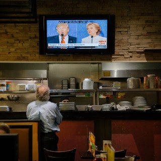 Μια γυναίκα γεμάτη ανασφάλεια απέναντι σ’ έναν άντρα γεμάτο φόβο