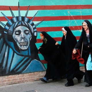 «Θάνατος στην Αμερική» φωνάζουν στο Ιράν, 37 χρόνια μετά την κρίση των ομήρων