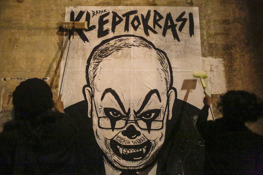 epaselect epa05634575 Activist and artist Fahmi Reza (R) and his friend mount a caricature poster depicting Najib with a clown face ahead of Bersih 5.0 Rally in Kuala Lumpur, Malaysia, 17 November 2016. Fahmi Reza was charged on 06 June 2016 with violating multimedia laws by caricaturing Prime Minister Najib Razak with a clown face. Partici[ants of the Bersih 5.0 rally will march to the Independent Square in Kuala Lumpur at 19 November 2016.  EPA/FAZRY ISMAIL