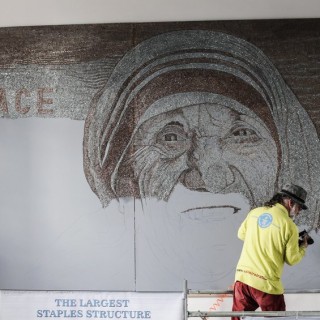 Κόσσοβο: Το μεγαλύτερο μωσαϊκό του κόσμου φτιαγμένο από συρραπτικά