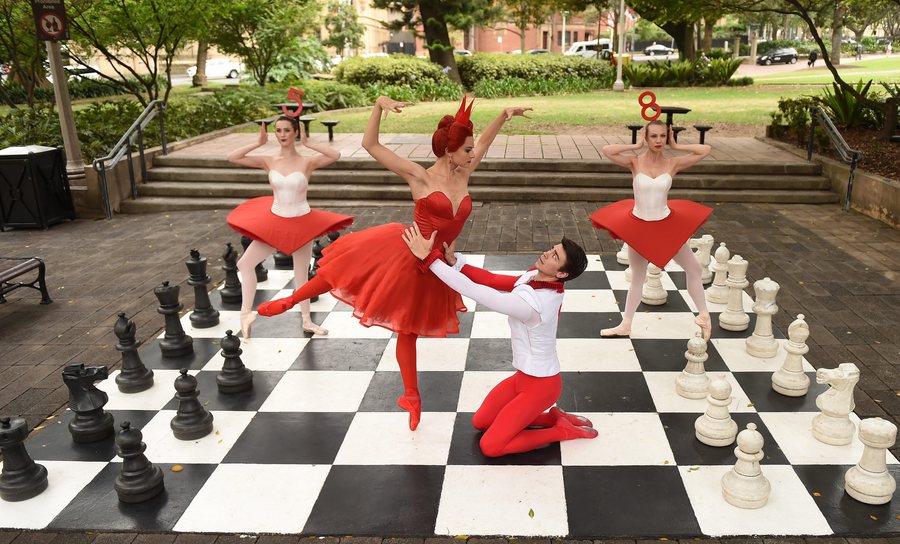 epa05651633 Dancers from the Australian Ballet perform during a media call for the ballet 'Alice's Adventures in Wonderland' in Hyde Park, Sydney, New South Wales, Australia, 29 November 2016. The Australian Ballet's Alice's Adventures in Wonderland will be performed in Melbourne in September 2017 and in Sydney in December 2017.  EPA/DEAN LEWINS AUSTRALIA AND NEW ZEALAND OUT