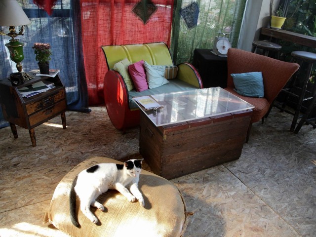 Στη Φάμπρικα πίνεις ποτό και τρως πίτσα της μαμάς σε τραπεζάκι φτιαγμένο από βιβλία